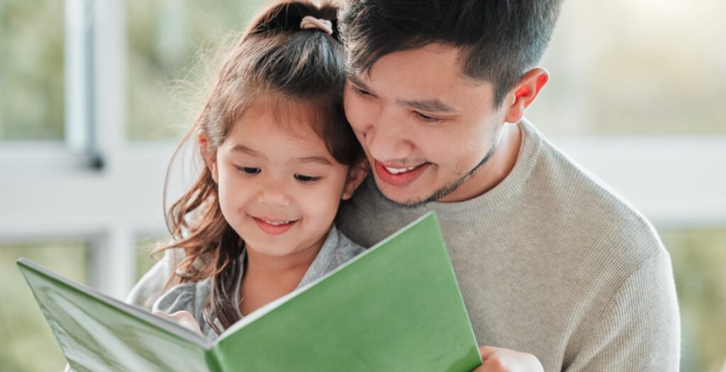 Pai lendo com a filha.